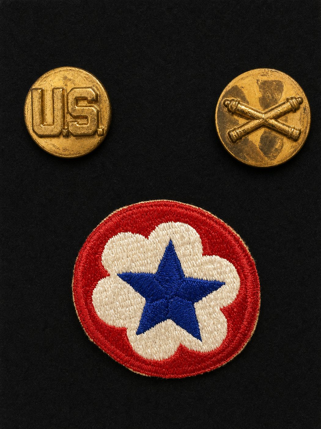 The U.S. and Field Artillery collar discs, and the Army Service Forces patch.